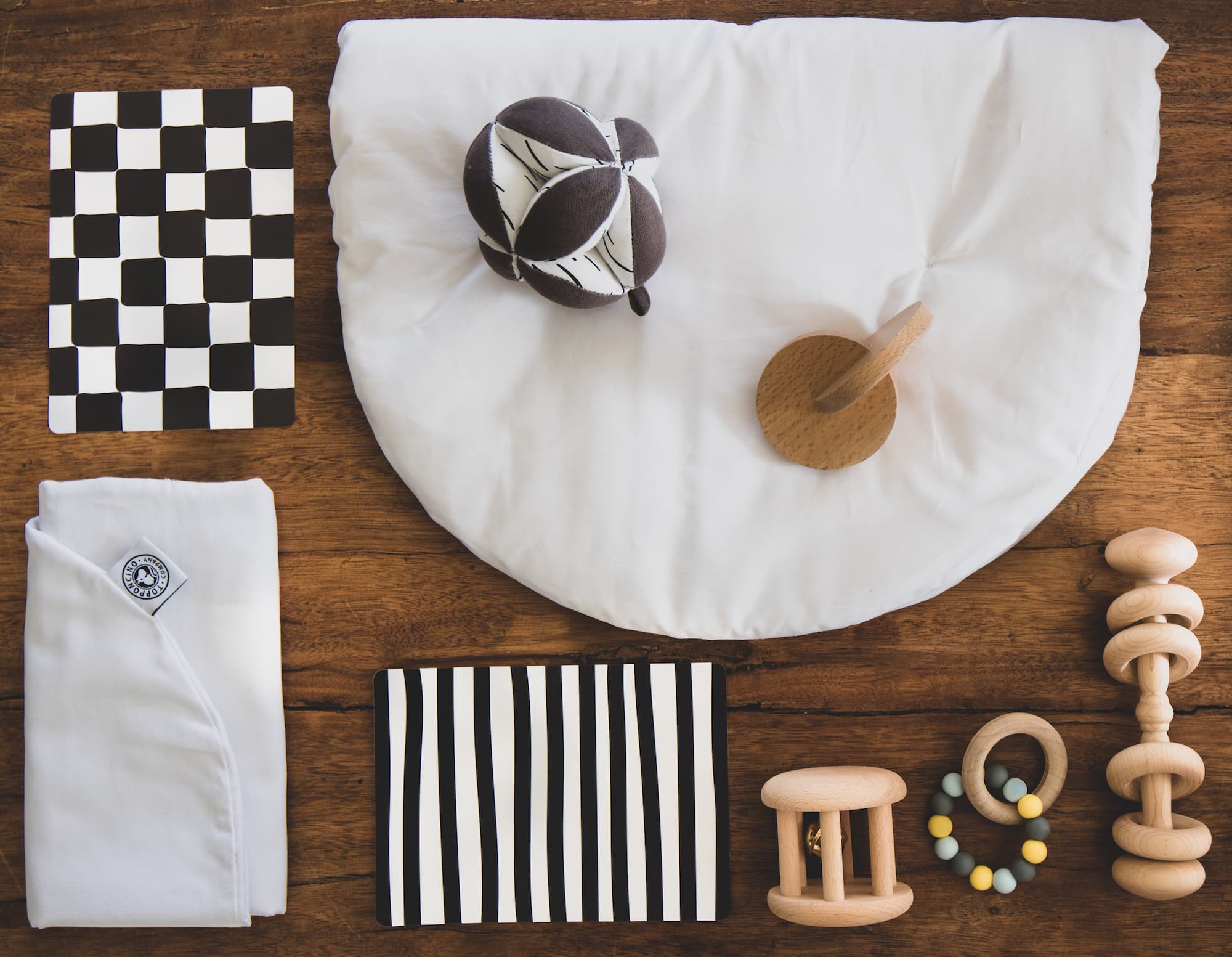 topponcino-knolling-overhead-with-montessori-toys